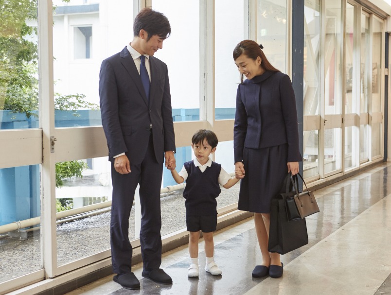 幼稚園面接に適したスーツスタイルとは おすすめの髪型 小物まで Happy Clover