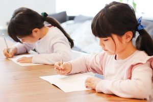 子どもに鉛筆の持ち方を教える際のポイント｜正しく持つメリットも紹介