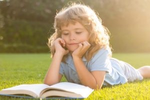 子どもが読書習慣を身につけるメリット｜身につけさせる5つの方法も！